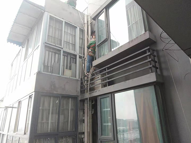 窗戶外墻刷防水：首先在對防水墻處理的時候一定要對墻體進行檢查，看一看墻體有什么裂縫，或者不均勻的地方，這些地方需要處理過后才能對墻體進行防水處理。備好防水卷材、防水涂料、基層涂料和粘接卷材的涂料，，一般是抹兩遍，厚度要薄一些，7-8毫米。第一遍施工完成后要用木抹子拉粗，方便第二遍施工，施工完畢后要澆水養(yǎng)護。