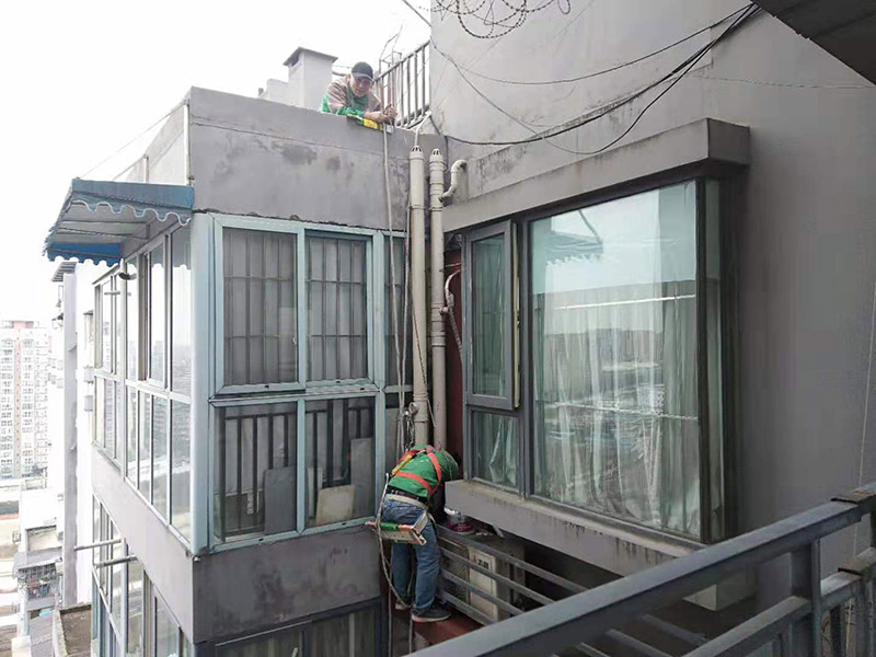 窗戶外墻刷防水：首先在對防水墻處理的時候一定要對墻體進行檢查，看一看墻體有什么裂縫，或者不均勻的地方，這些地方需要處理過后才能對墻體進行防水處理。備好防水卷材、防水涂料、基層涂料和粘接卷材的涂料，，一般是抹兩遍，厚度要薄一些，7-8毫米。第一遍施工完成后要用木抹子拉粗，方便第二遍施工，施工完畢后要澆水養(yǎng)護。