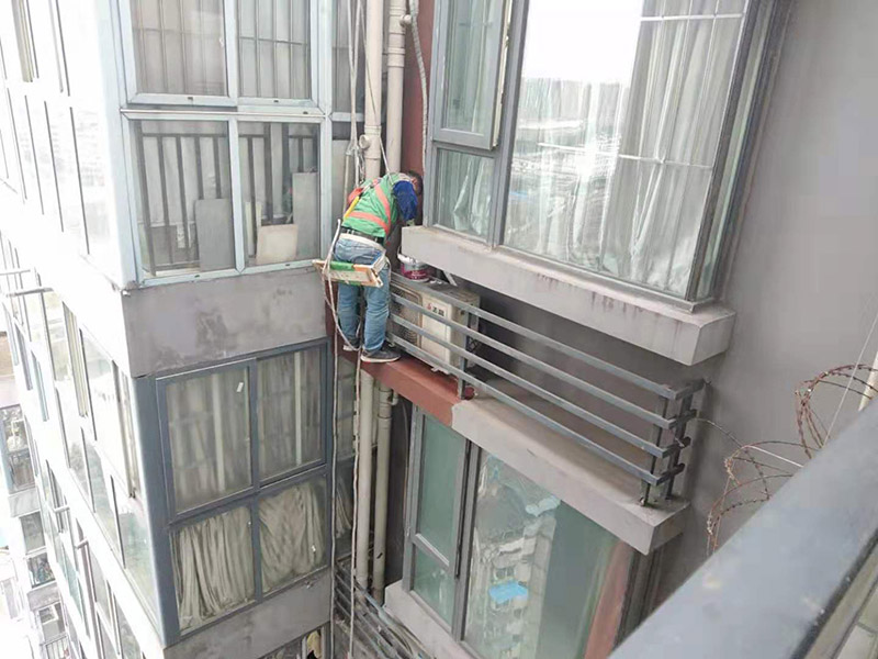 窗戶外墻刷防水：首先在對防水墻處理的時候一定要對墻體進行檢查，看一看墻體有什么裂縫，或者不均勻的地方，這些地方需要處理過后才能對墻體進行防水處理。備好防水卷材、防水涂料、基層涂料和粘接卷材的涂料，，一般是抹兩遍，厚度要薄一些，7-8毫米。第一遍施工完成后要用木抹子拉粗，方便第二遍施工，施工完畢后要澆水養(yǎng)護。