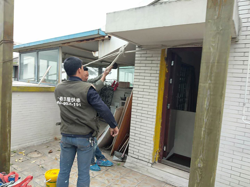 空調(diào)外機(jī)PVC管防水維修：先明確什么地方漏水。如果只是接頭漏，在管材質(zhì)量合格前提下，可換接頭或在接頭處加上防漏密封膠帶、AB密封膠等;如果是管材質(zhì)量不好，應(yīng)該更換管材。還可以在漏水的地方涂上調(diào)好的AB膠，再在上面纏上一層綢帶，使綢帶上浸滿AB膠再在綢帶上面涂一層AB膠，整個(gè)過程動作要快也可以分兩次或多次。