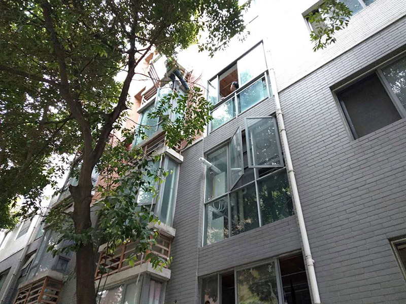 空調(diào)外機(jī)PVC管防水維修：先明確什么地方漏水。如果只是接頭漏，在管材質(zhì)量合格前提下，可換接頭或在接頭處加上防漏密封膠帶、AB密封膠等;如果是管材質(zhì)量不好，應(yīng)該更換管材。還可以在漏水的地方涂上調(diào)好的AB膠，再在上面纏上一層綢帶，使綢帶上浸滿AB膠再在綢帶上面涂一層AB膠，整個(gè)過程動作要快也可以分兩次或多次。