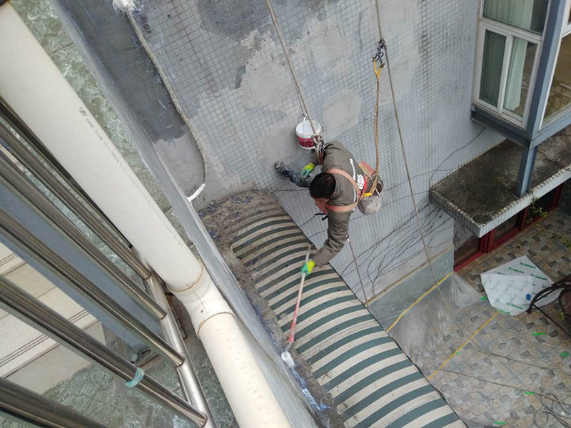 外墻涂刷防水：清理基層，新舊面層必須清理干凈，不得有雜物和灰塵，以免影響粘結強度，涂刷防水涂料時基層應干燥?；鶎忧謇砉ば蛲瓿芍?，接下來，清理死角，也就是所謂的陰陽角、施工縫、伸縮縫等比較重要的部位進行處理，尤其注意的是泄水孔要加強處理，需要涂刷2－3遍防水底層涂料。將攪拌均勻的晨光防水涂料根據現場要涂刷的面積開始涂刷，基層涂刷要大于粘卷材的面積，不要超過三十。刷第二次涂料之前必須要等一次涂料完全凝固后方可再次涂刷，底層涂料次涂刷完畢后約4&mdash;8左右。要等第二次涂料完全凝固后方可施工。