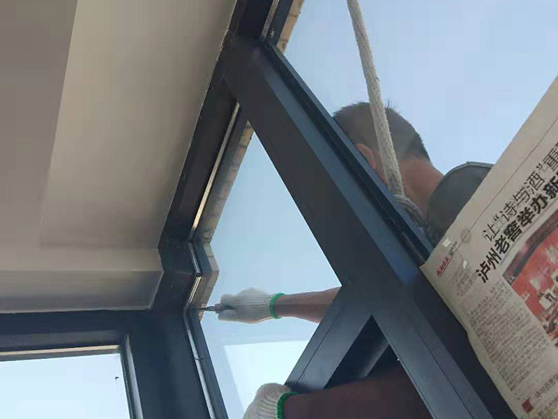 窗戶打膠維修：1、當(dāng)我們粘在破碎的橋梁的鋁門窗上時(shí)，如果需要在外面粘合，我們必須將它粘在外面，因?yàn)槿绻鼛缀醪徽吃谑覂?nèi)，它顯然會(huì)不均勻。它不起防水功能。2、當(dāng)我們將破碎的橋梁的鋁門和窗戶粘在一起時(shí)，我們需要將膠帶放在鋁門的側(cè)面和斷橋的窗戶上。不要將它粘在頂部也很重要。否則，更重要的是。之后，膠帶脫膠，防水效果消失。