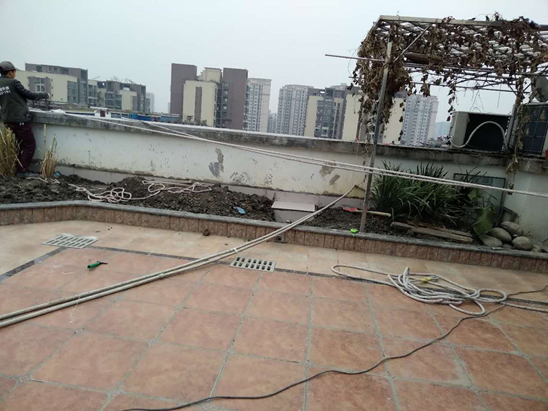 高空外墻防水：清理基層，新舊面層必須清理干凈，不得有雜物和灰塵，以免影響粘結(jié)強(qiáng)度，涂刷防水涂料時(shí)基層應(yīng)干燥。接下來，清理死角，也就是所謂的陰陽角、施工縫、伸縮縫等比較重要的部位進(jìn)行處理，尤其注意的是泄水孔要加強(qiáng)處理，需要涂刷2-3遍防水底層涂料。將攪拌均勻的防水涂料根據(jù)現(xiàn)場要涂刷的面積開始涂刷，基層涂刷要大于粘卷材的面積，不要超過三十分鐘，涂刷第二次涂料之前必須要等第一次涂料完全凝固后方可再次涂刷，底層涂料第一次涂刷完畢后約4-8小時(shí)左右，方可再次涂刷第二次和第三次底層涂料，第一次涂刷厚度為0.5mm、第二次涂刷厚度為0.5mm左右、第三次涂刷厚度為0.5mm左右。粘結(jié)卷材時(shí)要等第二次涂料完全凝固后方可施工。