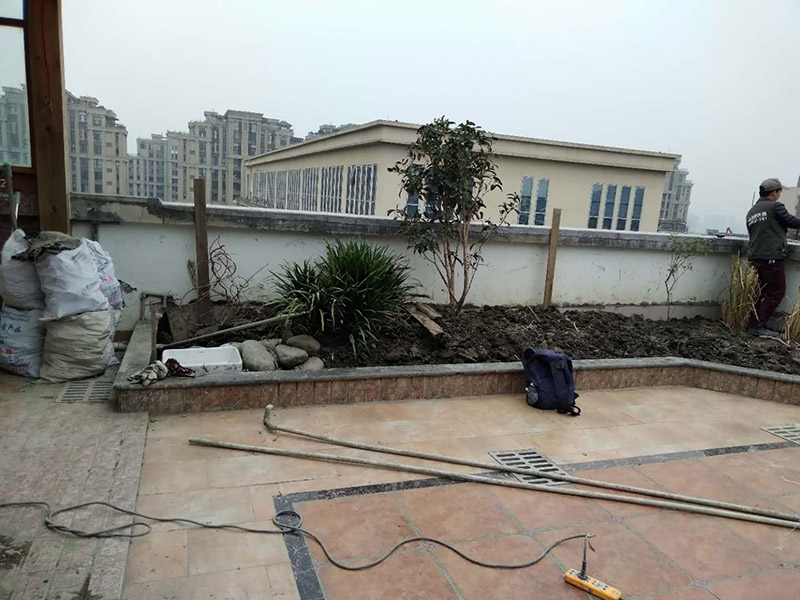 高空外墻防水：清理基層，新舊面層必須清理干凈，不得有雜物和灰塵，以免影響粘結(jié)強(qiáng)度，涂刷防水涂料時(shí)基層應(yīng)干燥。接下來，清理死角，也就是所謂的陰陽角、施工縫、伸縮縫等比較重要的部位進(jìn)行處理，尤其注意的是泄水孔要加強(qiáng)處理，需要涂刷2-3遍防水底層涂料。將攪拌均勻的防水涂料根據(jù)現(xiàn)場要涂刷的面積開始涂刷，基層涂刷要大于粘卷材的面積，不要超過三十分鐘，涂刷第二次涂料之前必須要等第一次涂料完全凝固后方可再次涂刷，底層涂料第一次涂刷完畢后約4-8小時(shí)左右，方可再次涂刷第二次和第三次底層涂料，第一次涂刷厚度為0.5mm、第二次涂刷厚度為0.5mm左右、第三次涂刷厚度為0.5mm左右。粘結(jié)卷材時(shí)要等第二次涂料完全凝固后方可施工。