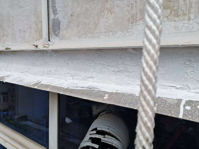 外墻屋檐防水補漏：清理基面,無油污、粉塵,并灑水充分濕潤。2、在空桶內(nèi)先倒入一包液料,再緩慢加入一包粉料,攪拌均勻無結(jié)塊。讓漿料靜置約3分鐘,再攪拌均勻后使用。3、使用硬毛刷將漿料均勻涂刷于基面上,應(yīng)交叉涂刷兩遍,等第一遍表干后才可進行第二遍施工。每層涂刷厚度約為0.6mm,防水層總厚度約為1.2mm。使用硬毛刷將漿料均勻涂刷于基面上。4.待到防水層表干之后再做一個砂漿的保護層,砂漿地面需要涂抹2公分左右,墻面需要涂抹1公分左右。5.待到防水層完全干透之后再做一個閉水試驗。