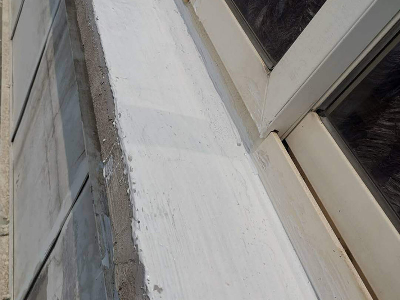 外墻屋檐防水補漏：清理基面,無油污、粉塵,并灑水充分濕潤。2、在空桶內(nèi)先倒入一包液料,再緩慢加入一包粉料,攪拌均勻無結(jié)塊。讓漿料靜置約3分鐘,再攪拌均勻后使用。3、使用硬毛刷將漿料均勻涂刷于基面上,應(yīng)交叉涂刷兩遍,等第一遍表干后才可進行第二遍施工。每層涂刷厚度約為0.6mm,防水層總厚度約為1.2mm。使用硬毛刷將漿料均勻涂刷于基面上。4.待到防水層表干之后再做一個砂漿的保護層,砂漿地面需要涂抹2公分左右,墻面需要涂抹1公分左右。5.待到防水層完全干透之后再做一個閉水試驗。