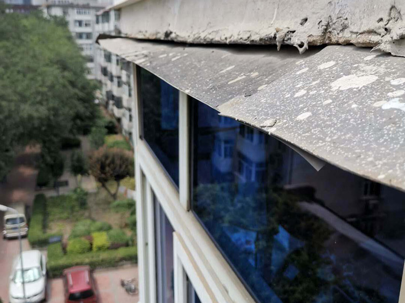 外墻屋檐防水補漏：清理基面,無油污、粉塵,并灑水充分濕潤。2、在空桶內(nèi)先倒入一包液料,再緩慢加入一包粉料,攪拌均勻無結(jié)塊。讓漿料靜置約3分鐘,再攪拌均勻后使用。3、使用硬毛刷將漿料均勻涂刷于基面上,應(yīng)交叉涂刷兩遍,等第一遍表干后才可進行第二遍施工。每層涂刷厚度約為0.6mm,防水層總厚度約為1.2mm。使用硬毛刷將漿料均勻涂刷于基面上。4.待到防水層表干之后再做一個砂漿的保護層,砂漿地面需要涂抹2公分左右,墻面需要涂抹1公分左右。5.待到防水層完全干透之后再做一個閉水試驗。