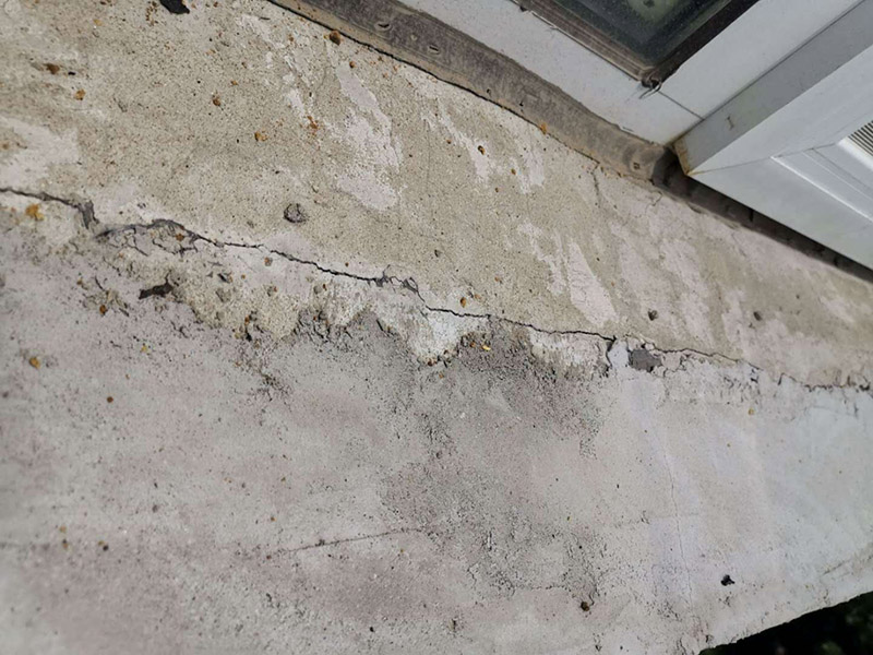 外墻屋檐防水補漏：清理基面,無油污、粉塵,并灑水充分濕潤。2、在空桶內(nèi)先倒入一包液料,再緩慢加入一包粉料,攪拌均勻無結(jié)塊。讓漿料靜置約3分鐘,再攪拌均勻后使用。3、使用硬毛刷將漿料均勻涂刷于基面上,應(yīng)交叉涂刷兩遍,等第一遍表干后才可進行第二遍施工。每層涂刷厚度約為0.6mm,防水層總厚度約為1.2mm。使用硬毛刷將漿料均勻涂刷于基面上。4.待到防水層表干之后再做一個砂漿的保護層,砂漿地面需要涂抹2公分左右,墻面需要涂抹1公分左右。5.待到防水層完全干透之后再做一個閉水試驗。