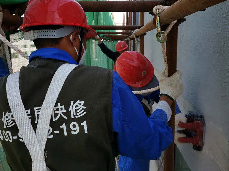 高空外墻防水：首先清理基層，新舊面層必須清理干凈，不得有雜物和灰塵，以免影響粘結(jié)強度，涂刷防水涂料時基層應(yīng)干燥。接下來，清理死角，也就是所謂的陰陽角、施工縫、伸縮縫等比較重要的部位進行處理，尤其注意的是泄水孔要加強處理，需要涂刷2-3遍防水底層涂料。備好防水卷材、防水涂料、基層涂料和粘接卷材的涂料必須要分清，為提高防水卷材與基層粘結(jié)性，可用底層涂料反復(fù)涂刷，涂刷均勻，覆蓋完全，充分滲入混凝土基層，以提高粘結(jié)強度和抗剪切強度。涂刷第二次涂料之前必須要等第一次涂料完全凝固后方可再次涂刷，底層涂料第一次涂刷完畢后約4-8小時左右，方可再次涂刷第二次和第三次底層涂料。