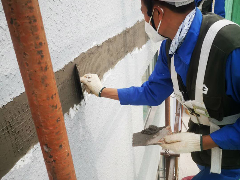 高空外墻防水：首先清理基層，新舊面層必須清理干凈，不得有雜物和灰塵，以免影響粘結(jié)強度，涂刷防水涂料時基層應(yīng)干燥。接下來，清理死角，也就是所謂的陰陽角、施工縫、伸縮縫等比較重要的部位進行處理，尤其注意的是泄水孔要加強處理，需要涂刷2-3遍防水底層涂料。備好防水卷材、防水涂料、基層涂料和粘接卷材的涂料必須要分清，為提高防水卷材與基層粘結(jié)性，可用底層涂料反復(fù)涂刷，涂刷均勻，覆蓋完全，充分滲入混凝土基層，以提高粘結(jié)強度和抗剪切強度。涂刷第二次涂料之前必須要等第一次涂料完全凝固后方可再次涂刷，底層涂料第一次涂刷完畢后約4-8小時左右，方可再次涂刷第二次和第三次底層涂料。