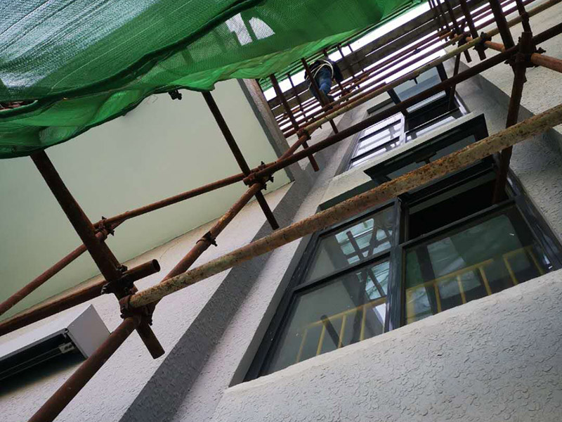 高空外墻防水：首先清理基層，新舊面層必須清理干凈，不得有雜物和灰塵，以免影響粘結(jié)強度，涂刷防水涂料時基層應(yīng)干燥。接下來，清理死角，也就是所謂的陰陽角、施工縫、伸縮縫等比較重要的部位進行處理，尤其注意的是泄水孔要加強處理，需要涂刷2-3遍防水底層涂料。備好防水卷材、防水涂料、基層涂料和粘接卷材的涂料必須要分清，為提高防水卷材與基層粘結(jié)性，可用底層涂料反復(fù)涂刷，涂刷均勻，覆蓋完全，充分滲入混凝土基層，以提高粘結(jié)強度和抗剪切強度。涂刷第二次涂料之前必須要等第一次涂料完全凝固后方可再次涂刷，底層涂料第一次涂刷完畢后約4-8小時左右，方可再次涂刷第二次和第三次底層涂料。