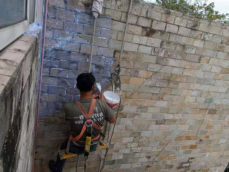 外墻高空刷防水：先清理干凈外墻基層部分，重點(diǎn)部位要進(jìn)行重點(diǎn)處理，尤其是不易涂刷的外墻部位；嚴(yán)格按要求配比防水涂料，比例要準(zhǔn)確；確認(rèn)防水涂料攪拌均勻了，開始涂刷防水涂料，防水涂料每次從攪拌結(jié)束至涂刷完畢不能超過三十分鐘。底層涂料第1次涂刷完畢后約四至八小時(shí)左右，再進(jìn)行涂刷第2、3次底層涂料，第1、2、3次涂刷厚度都是0.5mm，涂刷涂料之前必須要等前一次涂料完全凝固后方可再次涂刷。防水涂料涂層可根據(jù)外墻防水工程現(xiàn)場(chǎng)情況，實(shí)行多遍涂刷，但必須一次涂刷完成。