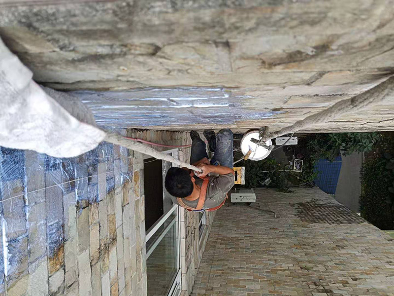 外墻高空刷防水：先清理干凈外墻基層部分，重點(diǎn)部位要進(jìn)行重點(diǎn)處理，尤其是不易涂刷的外墻部位；嚴(yán)格按要求配比防水涂料，比例要準(zhǔn)確；確認(rèn)防水涂料攪拌均勻了，開始涂刷防水涂料，防水涂料每次從攪拌結(jié)束至涂刷完畢不能超過三十分鐘。底層涂料第1次涂刷完畢后約四至八小時(shí)左右，再進(jìn)行涂刷第2、3次底層涂料，第1、2、3次涂刷厚度都是0.5mm，涂刷涂料之前必須要等前一次涂料完全凝固后方可再次涂刷。防水涂料涂層可根據(jù)外墻防水工程現(xiàn)場(chǎng)情況，實(shí)行多遍涂刷，但必須一次涂刷完成。