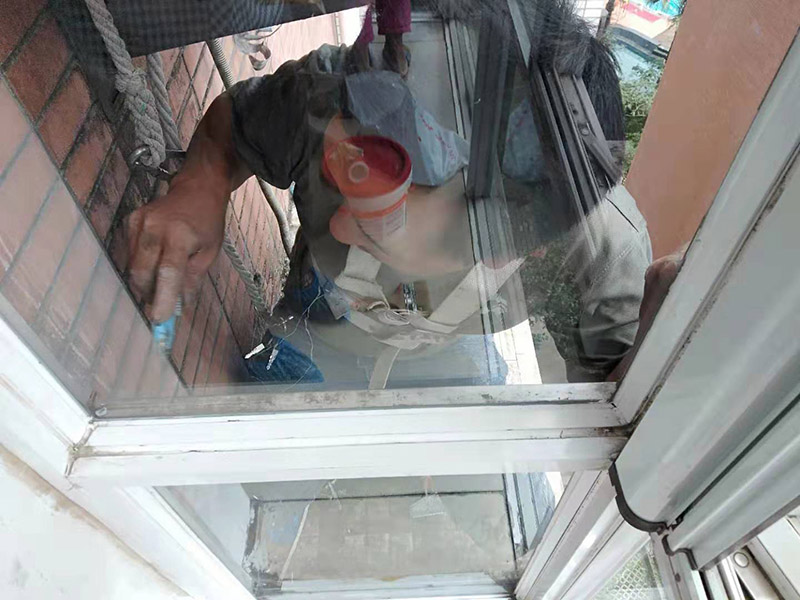 窗戶打膠刷防水:窗框就位&rarr;框固定&rarr;填塞縫隙&rarr;安五金配件&rarr;安玻璃&rarr;打膠、清理。當門窗采用預(yù)埋木磚法與墻體連接時，木磚應(yīng)進行防腐處理，窗框與洞口之間的伸縮縫內(nèi)腔應(yīng)采用閉孔泡沫塑料、發(fā)泡聚苯乙燃等彈性材料分層填塞，表面用密封膠密封。