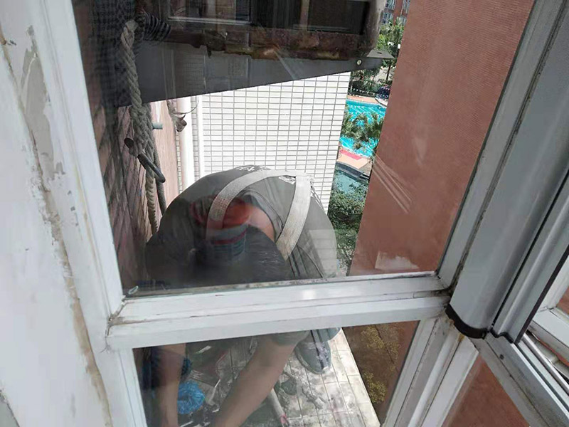 窗戶打膠刷防水:窗框就位&rarr;框固定&rarr;填塞縫隙&rarr;安五金配件&rarr;安玻璃&rarr;打膠、清理。當門窗采用預(yù)埋木磚法與墻體連接時，木磚應(yīng)進行防腐處理，窗框與洞口之間的伸縮縫內(nèi)腔應(yīng)采用閉孔泡沫塑料、發(fā)泡聚苯乙燃等彈性材料分層填塞，表面用密封膠密封。