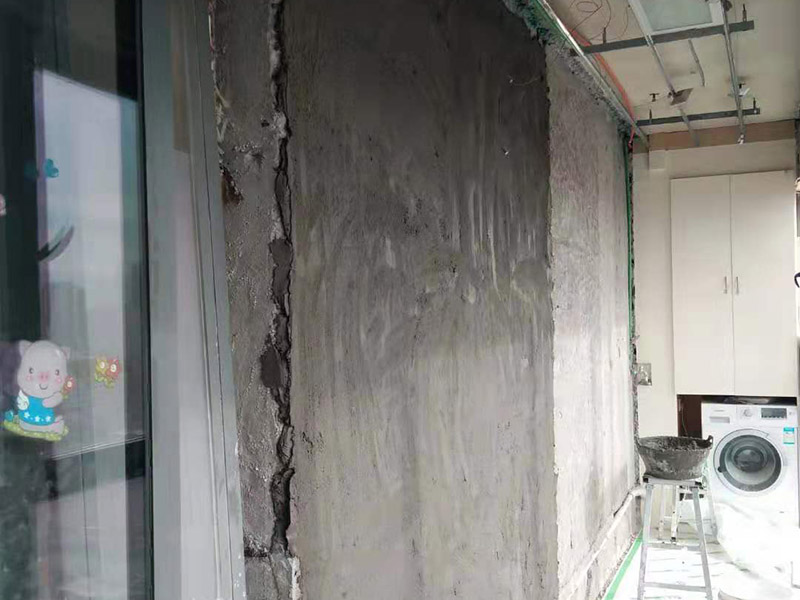 廁所貼磚維修：首先將水泥與少量建筑膠混合拌勻，做為粘貼劑。把粘貼劑用鏟刀鏟到地面刮平后將瓷磚鋪上。再用鏟刀壓實,這樣自上而下或自左而右，重復(fù)這步驟，鋪好之后用白水泥漿美縫，把瓷磚間的間隙填實，等待一段時間水泥干了就好了。