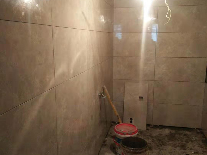 廁所貼磚維修：首先將水泥與少量建筑膠混合拌勻，做為粘貼劑。把粘貼劑用鏟刀鏟到地面刮平后將瓷磚鋪上。再用鏟刀壓實,這樣自上而下或自左而右，重復(fù)這步驟，鋪好之后用白水泥漿美縫，把瓷磚間的間隙填實，等待一段時間水泥干了就好了。