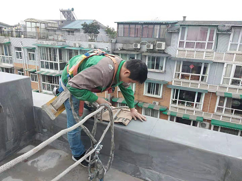 外墻滾刷防水：為保證防水層的鋪設(shè)質(zhì)量和節(jié)省防水涂料，基層、內(nèi)外墻等位置涂刷防水涂料處應(yīng)平整、無凹凸不平、蜂窩麻面、浮碴、浮灰、油污等。在管根、管道、陰陽角、施工縫等易發(fā)生漏水的部位應(yīng)增強(qiáng)處理。在管根、管道周圍鑿開采用水不漏進(jìn)行封堵，然后再用油漆刷涂刷一至兩遍防水涂料；陰陽角、施工縫部位采用玻纖網(wǎng)格布增強(qiáng)處理后用刮板刮涂一遍防水涂料，增強(qiáng)網(wǎng)格布寬度為300㎜。施工時(shí)應(yīng)邊涂刷邊檢查，發(fā)現(xiàn)缺陷及時(shí)修補(bǔ)，涂膜應(yīng)完全干燥2天后方可進(jìn)行下道工序施工，施工時(shí)應(yīng)注意對(duì)涂膜防水層的保護(hù)，以免人為或外為破壞防水層。側(cè)墻防水層保護(hù)材料建議采用聚苯板或砂漿粉刷保護(hù)。頂板防水層保護(hù)材料宜采用砂漿或細(xì)石混凝土進(jìn)行保護(hù)。