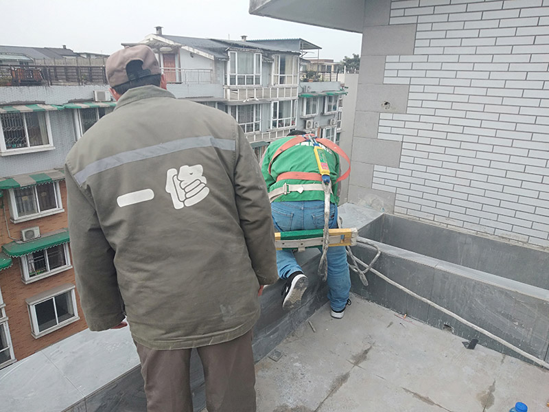 外墻滾刷防水：為保證防水層的鋪設(shè)質(zhì)量和節(jié)省防水涂料，基層、內(nèi)外墻等位置涂刷防水涂料處應(yīng)平整、無凹凸不平、蜂窩麻面、浮碴、浮灰、油污等。在管根、管道、陰陽角、施工縫等易發(fā)生漏水的部位應(yīng)增強(qiáng)處理。在管根、管道周圍鑿開采用水不漏進(jìn)行封堵，然后再用油漆刷涂刷一至兩遍防水涂料；陰陽角、施工縫部位采用玻纖網(wǎng)格布增強(qiáng)處理后用刮板刮涂一遍防水涂料，增強(qiáng)網(wǎng)格布寬度為300㎜。施工時(shí)應(yīng)邊涂刷邊檢查，發(fā)現(xiàn)缺陷及時(shí)修補(bǔ)，涂膜應(yīng)完全干燥2天后方可進(jìn)行下道工序施工，施工時(shí)應(yīng)注意對(duì)涂膜防水層的保護(hù)，以免人為或外為破壞防水層。側(cè)墻防水層保護(hù)材料建議采用聚苯板或砂漿粉刷保護(hù)。頂板防水層保護(hù)材料宜采用砂漿或細(xì)石混凝土進(jìn)行保護(hù)。