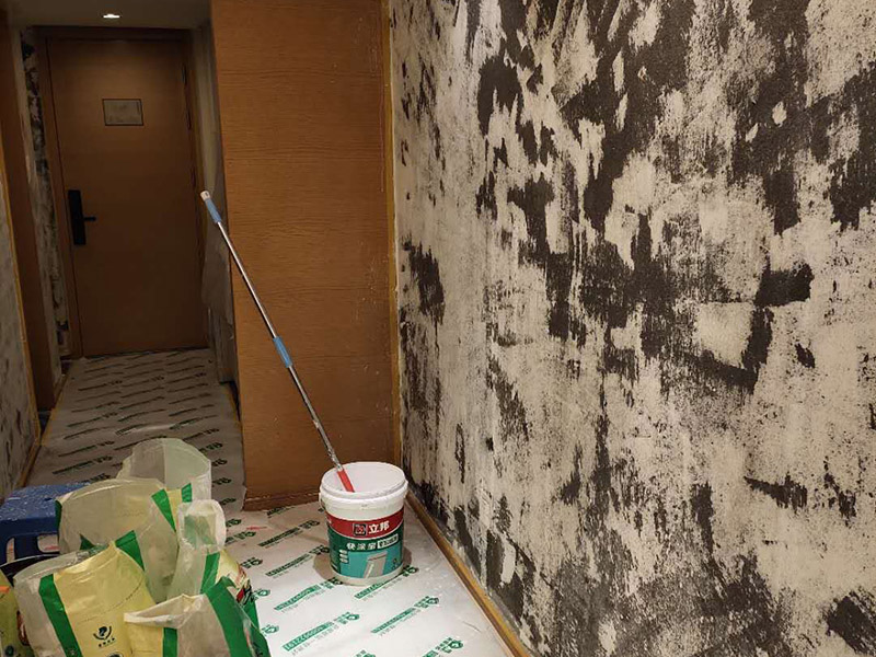 墻面拆除翻新：舊墻面翻新自己動(dòng)手首先用水將墻面浸濕，這樣在鏟除墻面時(shí)比較省力，墻面必須要鏟到露出水泥砂漿面。然后是涂刷界面劑，一定要全部都刷到而且要均勻。墻面的裂縫通常都是用牛皮紙帶及白乳膠來(lái)貼住，但不能保證它能百分百不再開(kāi)裂。如果墻面凹凸不平，那么就需要用石膏來(lái)找平，誤差最好不要超過(guò)0.5公分。非承重墻一般都是需要貼布的，所以最好選擇質(zhì)地好的墻布和白乳膠，有條件的話可以使用網(wǎng)格布，對(duì)于防裂效果會(huì)更好。
 在挑選膩?zhàn)訒r(shí)應(yīng)該選顆粒細(xì)度高及質(zhì)地較硬的，或是把白乳膠添加到膩?zhàn)又刑岣吣佔(zhàn)拥挠捕?。打磨墻面要選用細(xì)砂紙，砂紙如果過(guò)粗會(huì)在墻面上留下很深的砂痕，就算是刷漆也沒(méi)辦法遮蓋住。墻面打磨之后要清掃一遍，否則粉塵過(guò)多會(huì)影響到漆的附著力。