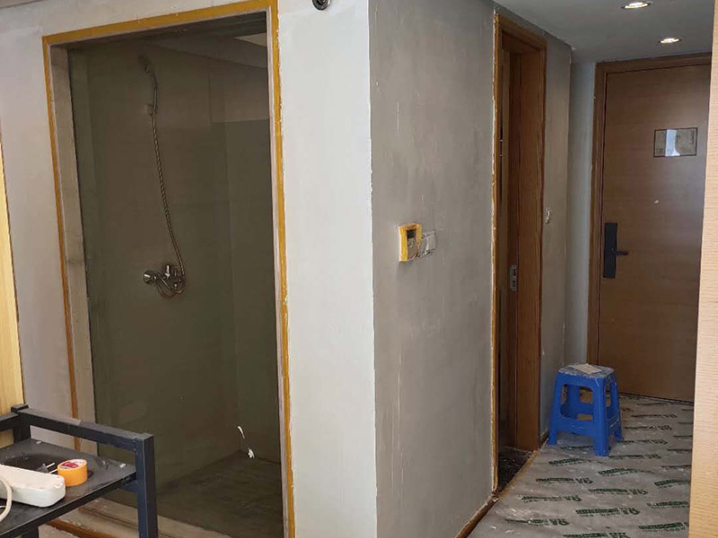 墻面拆除翻新：舊墻面翻新自己動(dòng)手首先用水將墻面浸濕，這樣在鏟除墻面時(shí)比較省力，墻面必須要鏟到露出水泥砂漿面。然后是涂刷界面劑，一定要全部都刷到而且要均勻。墻面的裂縫通常都是用牛皮紙帶及白乳膠來(lái)貼住，但不能保證它能百分百不再開(kāi)裂。如果墻面凹凸不平，那么就需要用石膏來(lái)找平，誤差最好不要超過(guò)0.5公分。非承重墻一般都是需要貼布的，所以最好選擇質(zhì)地好的墻布和白乳膠，有條件的話可以使用網(wǎng)格布，對(duì)于防裂效果會(huì)更好。  在挑選膩?zhàn)訒r(shí)應(yīng)該選顆粒細(xì)度高及質(zhì)地較硬的，或是把白乳膠添加到膩?zhàn)又刑岣吣佔(zhàn)拥挠捕?。打磨墻面要選用細(xì)砂紙，砂紙如果過(guò)粗會(huì)在墻面上留下很深的砂痕，就算是刷漆也沒(méi)辦法遮蓋住。墻面打磨之后要清掃一遍，否則粉塵過(guò)多會(huì)影響到漆的附著力。