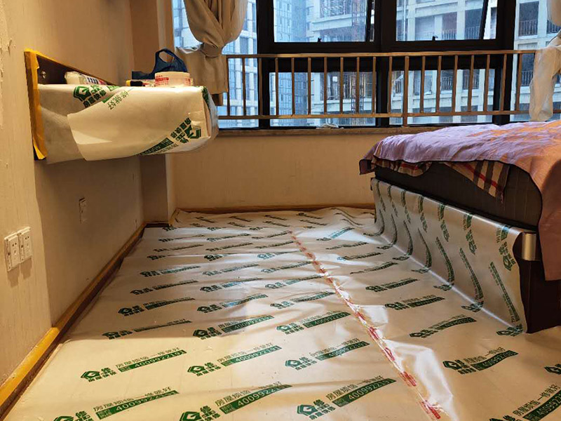 房屋地面家具保護(hù)：入戶門的保護(hù)入戶門是各種裝修物料進(jìn)場(chǎng)以及各種建筑裝修垃圾清理的必經(jīng)之路,這些物品在搬運(yùn)的過(guò)程中,與入戶門發(fā)生磕碰、摩擦的機(jī)率大大增加,所以,第一個(gè)需要做好成品保護(hù)的地方就是入戶門?？梢允褂贸善繁Ｗo(hù)膜將門包裹，地面鋪地面保護(hù)膜。