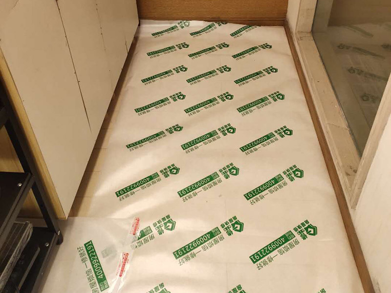 房屋地面家具保護(hù)：入戶門的保護(hù)入戶門是各種裝修物料進(jìn)場(chǎng)以及各種建筑裝修垃圾清理的必經(jīng)之路,這些物品在搬運(yùn)的過(guò)程中,與入戶門發(fā)生磕碰、摩擦的機(jī)率大大增加,所以,第一個(gè)需要做好成品保護(hù)的地方就是入戶門?？梢允褂贸善繁Ｗo(hù)膜將門包裹，地面鋪地面保護(hù)膜。