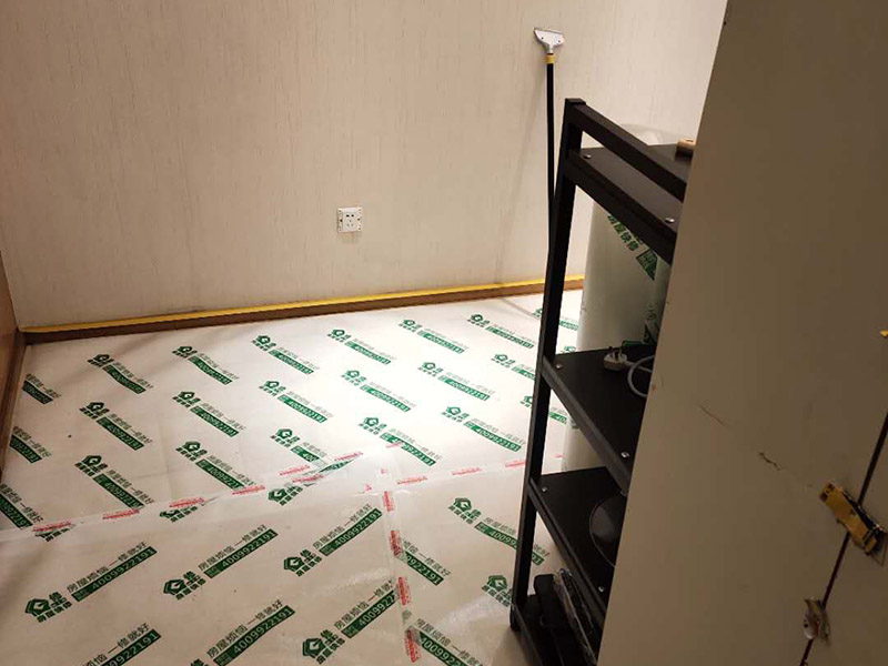 房屋地面家具保護(hù)：入戶門的保護(hù)入戶門是各種裝修物料進(jìn)場(chǎng)以及各種建筑裝修垃圾清理的必經(jīng)之路,這些物品在搬運(yùn)的過(guò)程中,與入戶門發(fā)生磕碰、摩擦的機(jī)率大大增加,所以,第一個(gè)需要做好成品保護(hù)的地方就是入戶門?？梢允褂贸善繁Ｗo(hù)膜將門包裹，地面鋪地面保護(hù)膜。