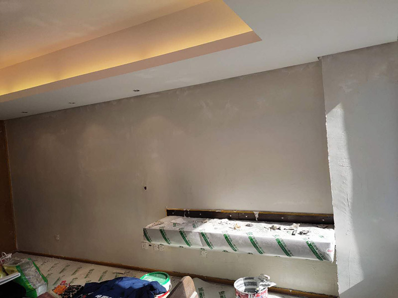 房屋地面家具保護(hù)：入戶門的保護(hù)入戶門是各種裝修物料進(jìn)場(chǎng)以及各種建筑裝修垃圾清理的必經(jīng)之路,這些物品在搬運(yùn)的過(guò)程中,與入戶門發(fā)生磕碰、摩擦的機(jī)率大大增加,所以,第一個(gè)需要做好成品保護(hù)的地方就是入戶門。可以使用成品保護(hù)膜將門包裹，地面鋪地面保護(hù)膜。