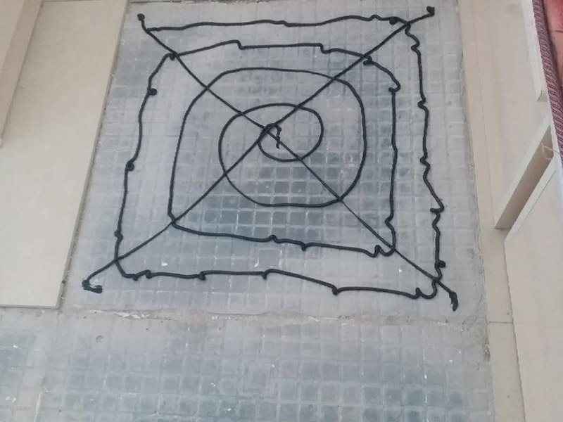 客廳地磚修補：沿瓷磚四周邊緣清除嵌縫白水泥，并用小鑿子仔細地拆除損壞瓷磚。瓷磚鑿掉后，用鋼鑿將底層水泥砂漿鑿掉，用力不得過重，否則會震碎其他完好的瓷磚。貼瓷磚前應(yīng)將瓷磚浸水濕潤，晾干后在瓷磚背面薄薄地涂刮一層107膠水泥漿，然后用力加壓就位，并檢查新貼上的瓷磚是否與四周瓷磚齊平。新貼好的瓷磚的接縫仍要用白水泥漿填嵌，并清除瓷磚面上多余的水泥漿。