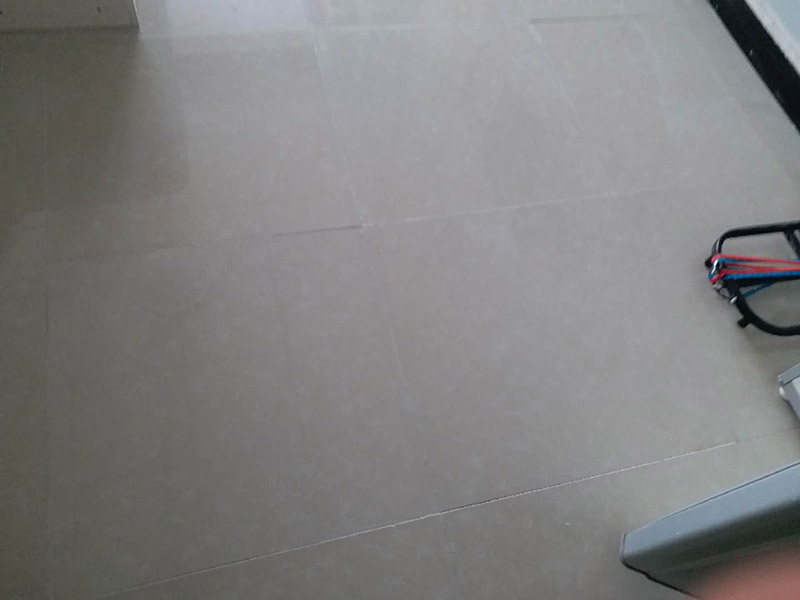 客廳地磚修補：沿瓷磚四周邊緣清除嵌縫白水泥，并用小鑿子仔細地拆除損壞瓷磚。瓷磚鑿掉后，用鋼鑿將底層水泥砂漿鑿掉，用力不得過重，否則會震碎其他完好的瓷磚。貼瓷磚前應(yīng)將瓷磚浸水濕潤，晾干后在瓷磚背面薄薄地涂刮一層107膠水泥漿，然后用力加壓就位，并檢查新貼上的瓷磚是否與四周瓷磚齊平。新貼好的瓷磚的接縫仍要用白水泥漿填嵌，并清除瓷磚面上多余的水泥漿。