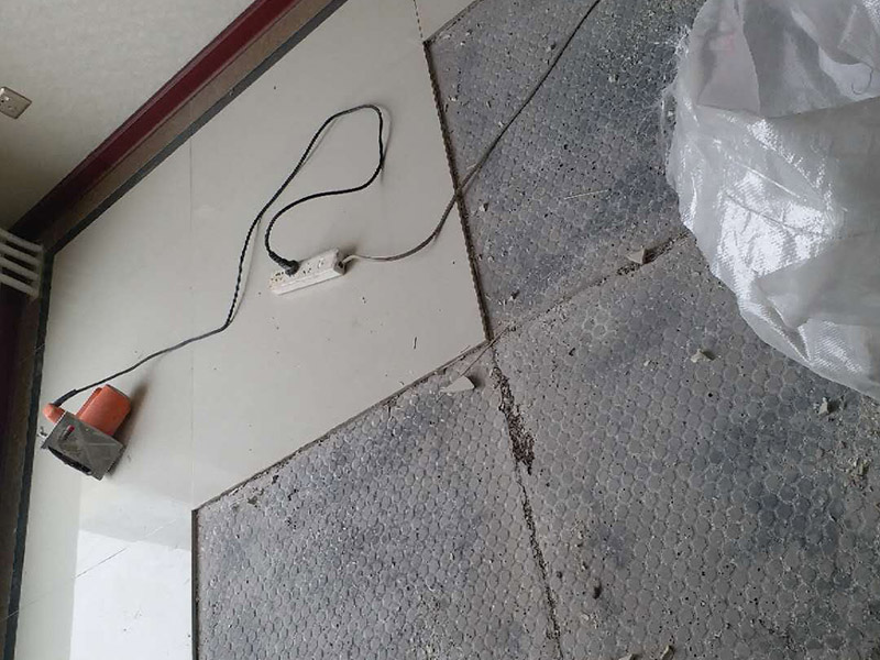 局部地磚修補：地磚使用的時間長了,難免會出現(xiàn)各種各樣的問題,地磚脫落就是很常見的問題之一，這多半是因為施工不當或者地磚老化而導(dǎo)致的。因為每家每戶地磚脫落的情況不同，因此相對于的解決方案也是不同的。如果砂漿未松動的話，只是瓷磚脫落的話，大家可以先把瓷磚背面和四周粘附的砂漿刮凈，再用107膠摻入少許水泥攪成糊狀，在瓷磚背面均勻地涂上薄薄的一層，稍后壓緊瓷磚就會粘牢了;如果地磚砂漿已剝落的話，那就要在原基面上輕輕鑿些毛坑后，再拌有107膠的沙漿重新鑲貼，在基礎(chǔ)面上刷一層后將脫落的瓷磚壓上去，直至沙漿硬化。