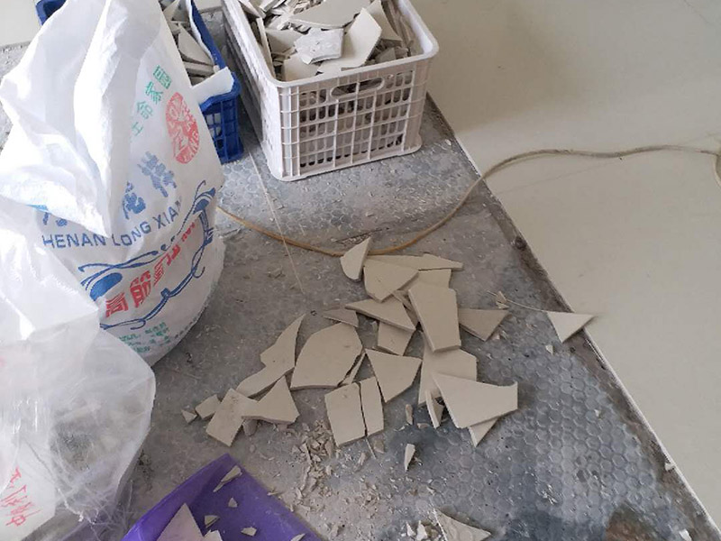 局部地磚修補：地磚使用的時間長了,難免會出現(xiàn)各種各樣的問題,地磚脫落就是很常見的問題之一，這多半是因為施工不當或者地磚老化而導(dǎo)致的。因為每家每戶地磚脫落的情況不同，因此相對于的解決方案也是不同的。如果砂漿未松動的話，只是瓷磚脫落的話，大家可以先把瓷磚背面和四周粘附的砂漿刮凈，再用107膠摻入少許水泥攪成糊狀，在瓷磚背面均勻地涂上薄薄的一層，稍后壓緊瓷磚就會粘牢了;如果地磚砂漿已剝落的話，那就要在原基面上輕輕鑿些毛坑后，再拌有107膠的沙漿重新鑲貼，在基礎(chǔ)面上刷一層后將脫落的瓷磚壓上去，直至沙漿硬化。