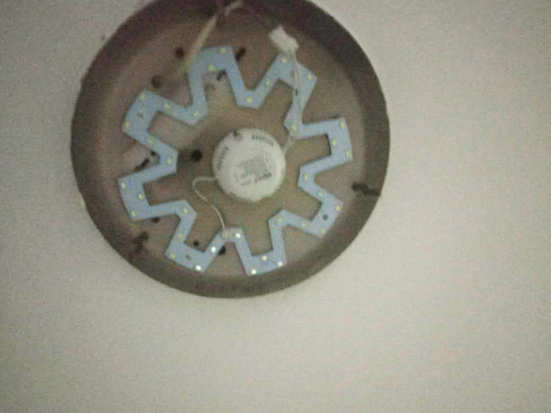 吸頂燈線路維修：首先，關掉開關，在折疊梯子的幫助下，拆掉led吸頂燈的外殼，并檢查燈管是否出現(xiàn)發(fā)黑發(fā)暗的地方。其次，如果燈管還是完好的，那么應該試著擰緊燈管接頭處看是否發(fā)生接觸不良現(xiàn)象，這種情況也比較簡單的操作，也是容易發(fā)生的。接著，如果上述問題都沒有發(fā)生的話，可以檢查它的鎮(zhèn)流器是否完好，是否有燒焦的味道，鎮(zhèn)流器的外表是否有黑乎乎的燒焦現(xiàn)象，如果有，那么很大可能性就是鎮(zhèn)流器的問題。