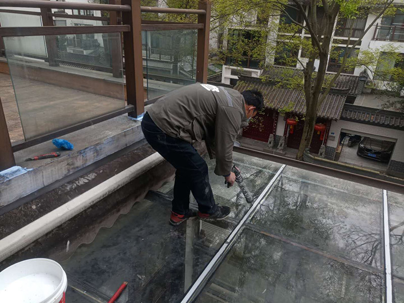 玻璃屋頂打膠防水：把陽光房的邊清理干凈。用結(jié)構(gòu)膠往縫里填到60%。然后用和縫大小的泡抹棒往里壓填充，把膠往陽光房與型材的縫里擠。最后填充耐候密封膠，用刮刀來回30度角度刮2遍。缺膠的補上。30分內(nèi)把紙揭掉。陽光房的鋁合金、鋼材等框架材料連接處基本靠打建筑膠來固定與防漏水。建筑膠打膠前，需要將打膠處用溫布擦干凈且干了之后打膠，否則就算是用了高級的建筑膠，其實際效果只有普通建筑膠的效果，將會大大降低陽光房結(jié)構(gòu)膠的使用壽命。