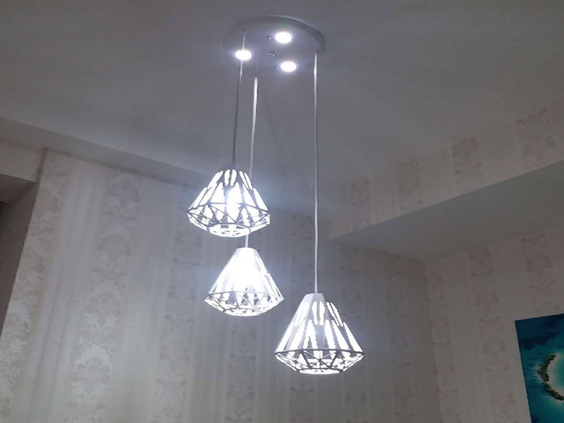 吊燈更換安裝：首先要鋪電線，在需要安裝燈具的部位留下電線口。以方便日后安裝。 第二檢查買來的燈具?？从袥]有損壞或者殘缺不完整等現(xiàn)象，你確保安全。 第三，如果是大型吊燈，那么要提前先安裝上面的燈泡和零件，才能進行安裝。 第四如果是大型燈具的安裝，那么還要先打上承重的螺絲掛口。 第五步關(guān)閉閘刀，這樣能夠確保在沒有電通的情況下安裝燈，以免出現(xiàn)意外，這樣是比較安全的做法。 第六步安裝好以后打開電閘，觀察一下安裝是否成功，是不是每個燈泡都亮了，如果確保每個燈泡都亮了，那么就說明安裝成功了