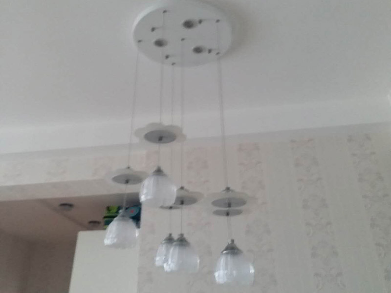 吊燈更換安裝：首先要鋪電線，在需要安裝燈具的部位留下電線口。以方便日后安裝。 第二檢查買來的燈具?？从袥]有損壞或者殘缺不完整等現(xiàn)象，你確保安全。 第三，如果是大型吊燈，那么要提前先安裝上面的燈泡和零件，才能進行安裝。 第四如果是大型燈具的安裝，那么還要先打上承重的螺絲掛口。 第五步關(guān)閉閘刀，這樣能夠確保在沒有電通的情況下安裝燈，以免出現(xiàn)意外，這樣是比較安全的做法。 第六步安裝好以后打開電閘，觀察一下安裝是否成功，是不是每個燈泡都亮了，如果確保每個燈泡都亮了，那么就說明安裝成功了