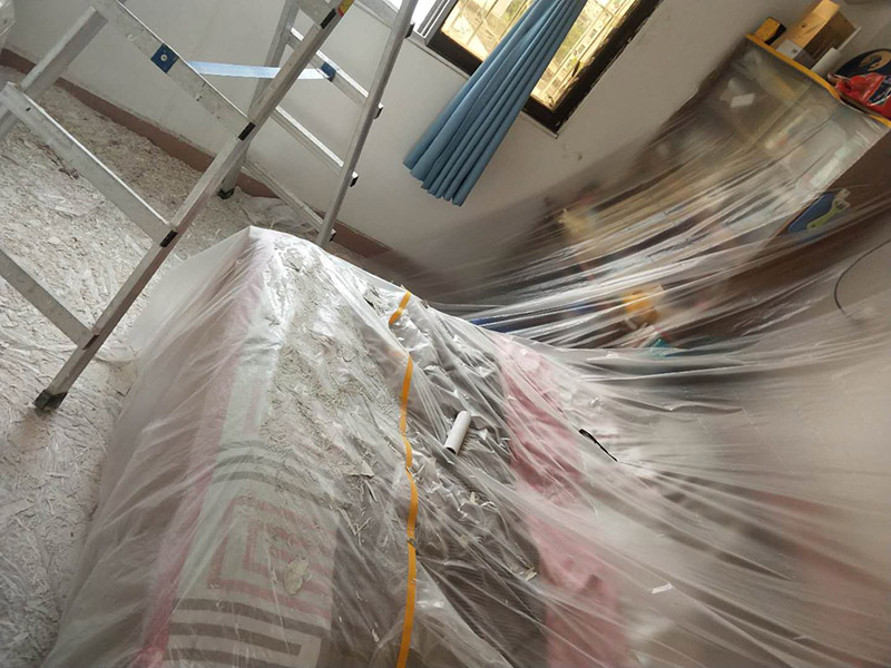 臥室墻面漏水維修：首先根據(jù)施工圖看水管走向，如果漏水的位置后面埋有水管，可以先把家里面的水閘關(guān)掉，放干龍頭里面的水，如果一段時(shí)候后發(fā)現(xiàn)墻面水跡不見(jiàn)了，證明是水管出現(xiàn)問(wèn)題。 如果是請(qǐng)的專(zhuān)業(yè)的維修師傅，可以讓師傅用打壓機(jī)直接打壓檢測(cè)，若確定是墻內(nèi)水管漏水，就可以直接鑿開(kāi)墻壁找水管漏點(diǎn)。