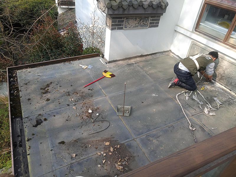 陽光房屋面清理：在陽光房施工完成后，如果陽光房與墻體有銜接的地方，一定要記住鏟去墻體上原有的涂料，否則粘合陽光房與墻體的膠水就不能很好的發(fā)揮粘合的作用，等到膠水完全凝固后會損壞墻體的涂料，造成陽光房的滲漏。最好的解決方法就是事先鏟去原墻體上涂料，在打膠之后，在陽光房與墻體接縫處上覆蓋防水擋板并且安裝一個排水槽，這樣就可以確保陽光房不漏水。