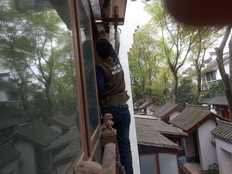 門窗框維修：應先用螺絲刀和手錘等工具將門窗扇先卸下來，拆卸過程中，要一人拆卸，一人負責門窗的穩(wěn)定。門拆除后要輕放，嚴禁高空推倒。門窗扇拆卸下來后，就可以拆除門窗框架了。一般首先需要用刀片把門窗框內(nèi)側(cè)的密封膠等切開，門窗如果是采用膨脹螺栓與墻體連接的，可直接用螺絲刀把膨脹螺栓取下;如果脹栓生銹，則可用沖擊鉆將其打碎;而如果是采用連接片連接的則直接使用沖擊鉆即可;如果窗框難以取下，則需用鋼鋸將靠墻的框中部鋸開取下。門窗拆卸時，可能對門窗洞口造成一定的破損，如果不進行處理，那么就不利于新門窗的安裝。因此，門窗拆卸完之后，需要復核洞口尺寸是否正確、是否做了橫平豎直，對不符合要求的洞口進行處理。