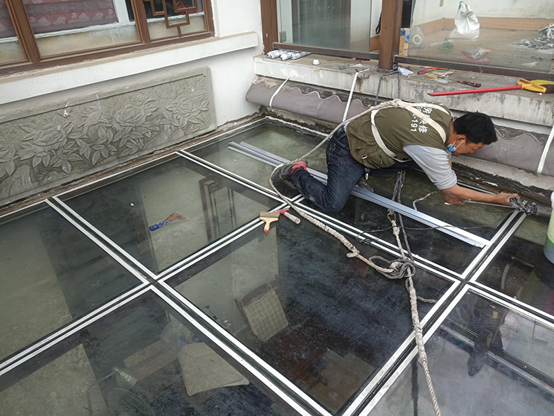 陽光房打防水膠：在陽光房施工完成后，如果陽光房與墻體有銜接的地方，一定要記住鏟去墻體上原有的涂料，否則粘合陽光房與墻體的膠水就不能很好的發(fā)揮粘合的作用，等到膠水完全凝固后會損壞墻體的涂料，造成陽光房的滲漏。最好的解決方法就是事先鏟去原墻體上涂料，在打膠之后，在陽光房與墻體接縫處上覆蓋防水擋板并且安裝一個排水槽，這樣就可以確保陽光房不漏水。