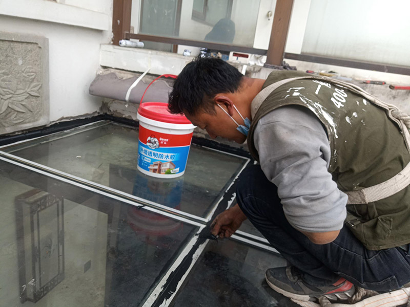 陽光房打防水膠：在陽光房施工完成后，如果陽光房與墻體有銜接的地方，一定要記住鏟去墻體上原有的涂料，否則粘合陽光房與墻體的膠水就不能很好的發(fā)揮粘合的作用，等到膠水完全凝固后會損壞墻體的涂料，造成陽光房的滲漏。最好的解決方法就是事先鏟去原墻體上涂料，在打膠之后，在陽光房與墻體接縫處上覆蓋防水擋板并且安裝一個排水槽，這樣就可以確保陽光房不漏水。