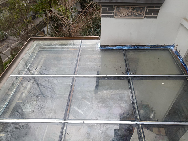 陽光房打防水膠：在陽光房施工完成后，如果陽光房與墻體有銜接的地方，一定要記住鏟去墻體上原有的涂料，否則粘合陽光房與墻體的膠水就不能很好的發(fā)揮粘合的作用，等到膠水完全凝固后會損壞墻體的涂料，造成陽光房的滲漏。最好的解決方法就是事先鏟去原墻體上涂料，在打膠之后，在陽光房與墻體接縫處上覆蓋防水擋板并且安裝一個排水槽，這樣就可以確保陽光房不漏水。