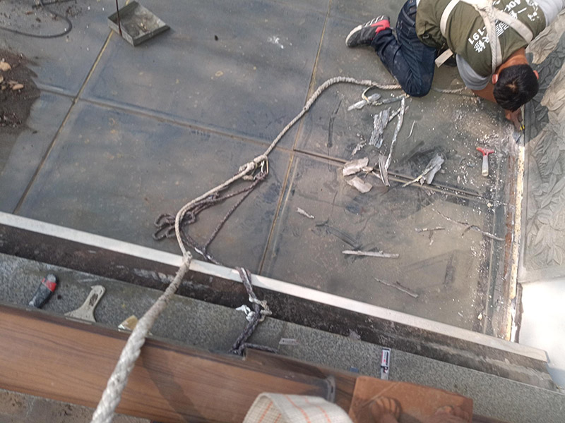 舊防水基層鏟除：1、清除空鼓，用水打濕墻面白粉層后鏟掉墻皮。裝修正式開始前，建議用切割機(jī)根據(jù)空鼓大小進(jìn)行切割清除，除去日后裂縫隱患。 2、清除浮灰，用界面劑輥刷墻面。用粗毛鋼刷去除墻面浮塵，然后整個(gè)墻面用界面劑輥刷一遍，或者用界面劑拉毛處理，增強(qiáng)封固層和找平層之間的附著力。在界面劑的選擇上，建議使用質(zhì)量稍微好一些的&ldquo;界面處理劑&rdquo;，市場上一般有分為高分子乳液性界面劑、水溶性高分子界面劑、淀粉類界面劑等。