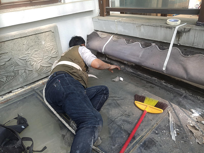 舊防水基層鏟除：1、清除空鼓，用水打濕墻面白粉層后鏟掉墻皮。裝修正式開始前，建議用切割機(jī)根據(jù)空鼓大小進(jìn)行切割清除，除去日后裂縫隱患。 2、清除浮灰，用界面劑輥刷墻面。用粗毛鋼刷去除墻面浮塵，然后整個(gè)墻面用界面劑輥刷一遍，或者用界面劑拉毛處理，增強(qiáng)封固層和找平層之間的附著力。在界面劑的選擇上，建議使用質(zhì)量稍微好一些的&ldquo;界面處理劑&rdquo;，市場上一般有分為高分子乳液性界面劑、水溶性高分子界面劑、淀粉類界面劑等。