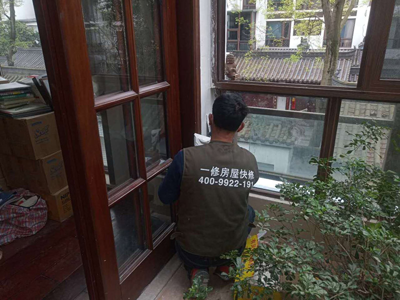 墻面刮膩?zhàn)泳S修：刮膩?zhàn)訉?duì)不同的墻體有著不同的要求，像比較常見的混凝土的墻面，會(huì)出現(xiàn)一些氣孔與鼓起的現(xiàn)象，所以就要先把墻面修平整掉，磨平凸起處，填補(bǔ)凹陷處?；鶎幼龊锰幚砗?，墻面還是會(huì)有一些凹陷的地方，這個(gè)時(shí)候就可以用石膏膩?zhàn)觼硌a(bǔ)平。將石膏膩?zhàn)訅簩?shí)凹陷處，橫抹豎起的地方再重新刮一遍，這樣來確保墻面的平整。