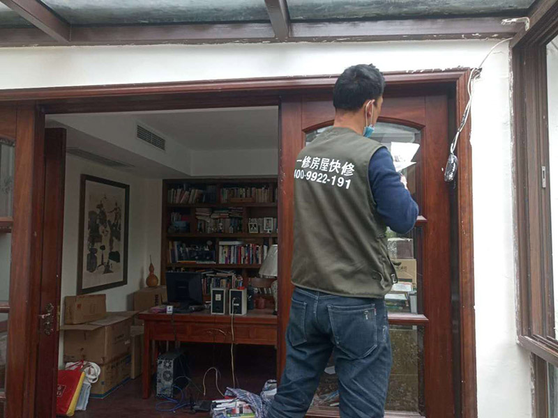 墻面刮膩?zhàn)泳S修：刮膩?zhàn)訉?duì)不同的墻體有著不同的要求，像比較常見的混凝土的墻面，會(huì)出現(xiàn)一些氣孔與鼓起的現(xiàn)象，所以就要先把墻面修平整掉，磨平凸起處，填補(bǔ)凹陷處?；鶎幼龊锰幚砗?，墻面還是會(huì)有一些凹陷的地方，這個(gè)時(shí)候就可以用石膏膩?zhàn)觼硌a(bǔ)平。將石膏膩?zhàn)訅簩?shí)凹陷處，橫抹豎起的地方再重新刮一遍，這樣來確保墻面的平整。