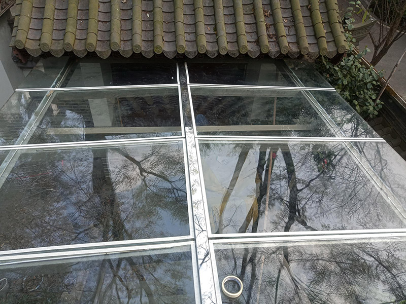 屋頂露臺翻新裝修：1.鏟除原防水層；2.清運原屋面垃圾；3.處理屋面樓頂基礎(chǔ)；4.修補屋面基礎(chǔ)裂縫 空鼓等；5.涂刷冷底油； 原防水層鏟除清理&mdash;&mdash;處理基礎(chǔ)裂縫、破損&mdash;&mdash;特殊部位附加層&mdash;&mdash;定位彈線接縫粘合、封口處理&mdash;&mdash;涂刷接縫膠&mdash;&mdash;鋪貼卷材&mdash;&mdash;滿涂基層膠卷材收頭處理&mdash;&mdash;防水層表面清理檢查&mdash;&mdash;涂刷表面涂料