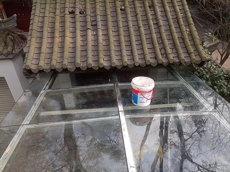 屋頂露臺翻新裝修：1.鏟除原防水層；2.清運原屋面垃圾；3.處理屋面樓頂基礎(chǔ)；4.修補屋面基礎(chǔ)裂縫 空鼓等；5.涂刷冷底油； 原防水層鏟除清理&mdash;&mdash;處理基礎(chǔ)裂縫、破損&mdash;&mdash;特殊部位附加層&mdash;&mdash;定位彈線接縫粘合、封口處理&mdash;&mdash;涂刷接縫膠&mdash;&mdash;鋪貼卷材&mdash;&mdash;滿涂基層膠卷材收頭處理&mdash;&mdash;防水層表面清理檢查&mdash;&mdash;涂刷表面涂料